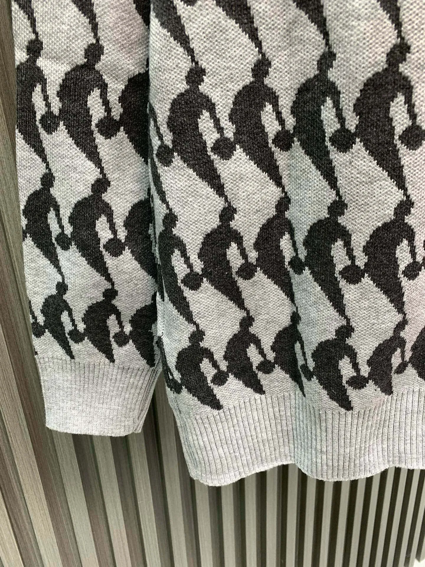 🅿️320 🀄️ Louis Vuitton Louis Vuitton's new autumn and winter knitted sweater pullover. The gray NBA co-branded model is printed with logo all over. It has a delicate and soft feel and can directly contact the skin. The warm yarn changes into a delicate texture. The top craftsmanship is very distinctive. The style is simple, elegant and exquisite. The three-dimensional tailoring design makes the entire sweater full of youthful vitality and vitality. Recommended for autumn and winter wear.
